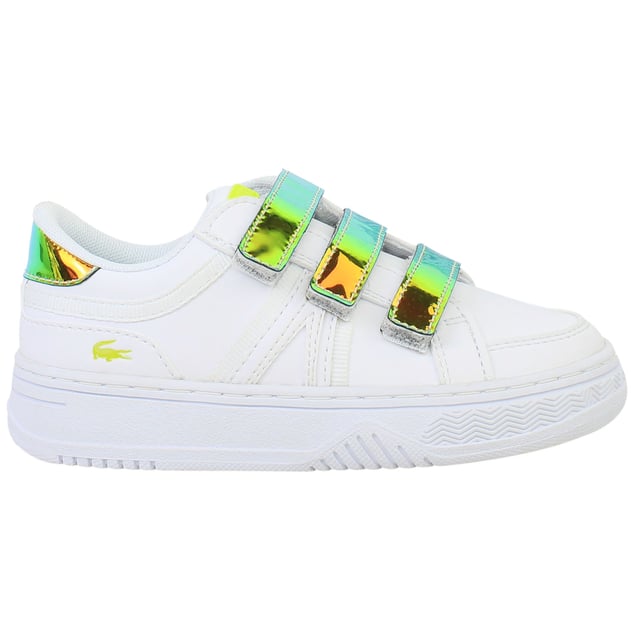 Die weißen Lacoste L001 123 2 SUI Kinder-Sneaker bieten aktiven Kindern Stil und Komfort. Inspiriert von der Ästhetik des Vintage-Tennis verfügen diese Sneaker über ein schlankes und sportliches Design, wodurch sie sich perfekt für den Alltag, die Schule oder lockere Ausflüge eignen. Wichtige Eigenschaften: Obermaterial aus Kunstleder: Strapazierfähig und pflegeleicht mit einem eleganten Look, der aktiver Nutzung standhält. Ikonisches Lacoste-Branding: Verziert mit dem charakteristischen Krokodil-Logo und geprägten Details für einen klassischen und stilvollen Touch. Gepolsterte Innensohle: Bietet verbesserten Komfort und Unterstützung für wachsende Füße und ermöglicht ganztägigen Tragekomfort. Gepolsterter Kragen und Zunge: Verbessern Passform und Komfort um den Knöchel und bieten ein angenehmes und sicheres Gefühl. Strapazierfähige Gummi-Außensohle: Sorgt für hervorragenden Halt und lange Haltbarkeit auf verschiedenen Oberflächen, geeignet für aktive Kinder. Perforierte Details: Verbessern die Atmungsaktivität und halten die Füße auch bei längerem Tragen kühl und bequem. Verstellbare Klettverschlüsse: Ermöglichen einfaches An- und Ausziehen und eine individuelle Passform, perfekt für jüngere Kinder. Klassisches Weiß: Ein vielseitiges und zeitloses Design, das sich mühelos mit Schuluniformen, Sportbekleidung oder Freizeitkleidung kombinieren lässt. Die weißen Lacoste L001 123 2 SUI Kinder-Sneaker sind eine stylische und praktische Wahl für Kinder und bieten Haltbarkeit, Komfort und ein ikonisches Branding für den Alltag. Perfekt für aktive und stylische Kinder.