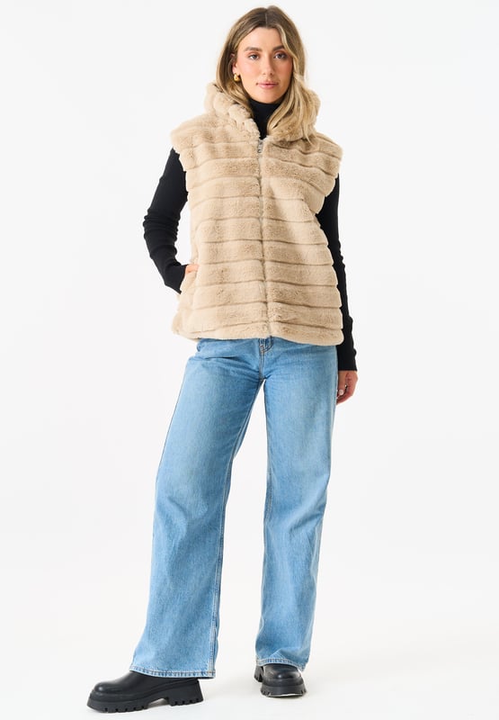 Dieses Fellgilet mit Reißverschluss und Kapuze verleiht jedem Outfit einen Hauch von Stil und Mode. Das luxuriöse Fellmaterial hält Sie warm und kuschelig, während die Kapuze zusätzlichen Schutz vor den Elementen bietet. Peppen Sie Ihre Garderobe mit diesem unverzichtbaren Stück auf.Maße - Länge: ca. 63 cm