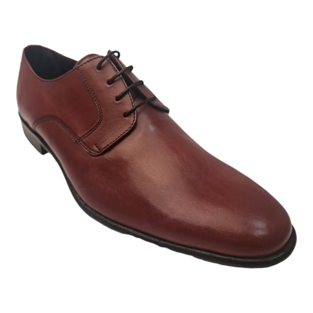 Zapato oxford de hombre con detalles de costuras en la zona alta y baja del empeine con cierre de cordones. Cuenta con una cómoda suela y una planta antideslizante.