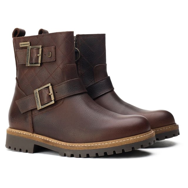 Barbour Bramble Botas Mejora tu colección de calzado con las botas con doble hebilla Bramble de Barbour y causa sensación con un estilo inspirado en los moteros. Confeccionadas en piel de primera calidad con costuras de rombos en el tobillo, hebillas de metal plateado con la marca y cremallera interior, así como suelas con tacos, este básico británico demuestra la auténtica artesanía por la que se reconoce a Barbour.