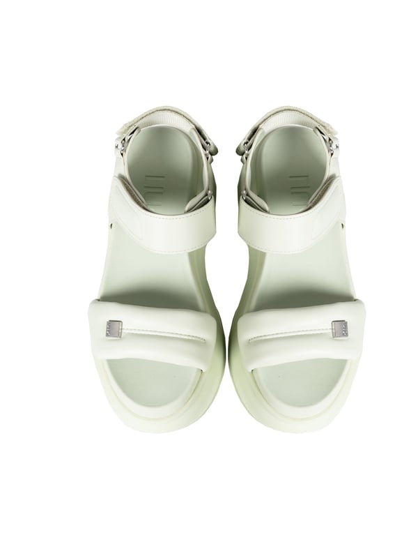 Estas sandalias de moda con suela gruesa son la elección perfecta para aquellos que valoran la comodidad y el estilo; su sólida suela amortiguadora asegura confort durante todo el día.

El cierre ajustable con velcro no solo garantiza un ajuste perfecto al pie, sino que también permite ponerse y quitarse las sandalias rápidamente y con facilidad, lo cual es extremadamente práctico en días calurosos.

En la parte delantera, hay un emblema de la marca característico con el logo de la empresa, que agrega elegancia a las sandalias y está sutilmente incorporado en su diseño, indicando la originalidad y el alto estatus de la marca.

La suela con logo no solo demuestra la autenticidad del producto, sino que también está diseñada de manera que asegure adherencia y seguridad en diversas superficies.

Hechas de material de alta calidad, estas sandalias son resistentes al desgaste y daños, lo que asegura su uso prolongado y mantiene su apariencia estética a lo largo de muchas temporadas.
