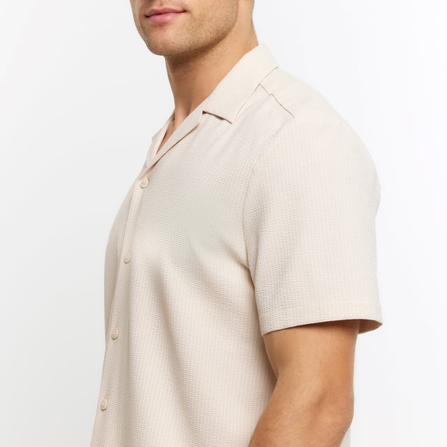 Regular fit, Seersucker fabric, Revere collar, Short sleeves, Button fastening