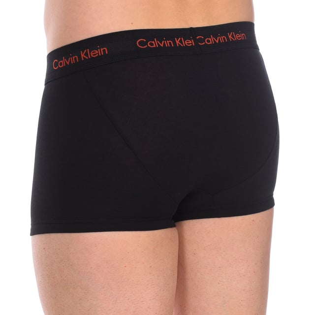 Pack-3 Bóxer Calvin Klein.
Color Negro
Cinturillas de goma elástica con el nombre de la firma bordado consecutivamente.
Tejido cómodo y transpirable.
Frontal anatómico, con capacidad de sujetar sin apretar.
Corte del bajo con acabado acanalado. 
Costuras vistas a tono.

Composición:  95% Algodón, 5% Elastano

 Instrucciones de lavado:
-Lavar a temperatura máx. 40ºC.
-No usar lejía.
-Admite lavado en seco.
-Permite utilizar secadora.
-Planchar a temperatura máx. 130ºC.