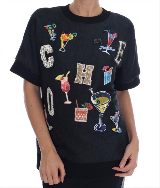 Helt ny med etiketter  
Kortärmad crewneck-pullovertröja  
Svart färg med flerfärgad cocktailmotiv med kristallprydd broderi  
Logodetaljer  
Tillverkad i Italien  
Materialkomposition: 21% bomull, 60% polyester, 19% siden