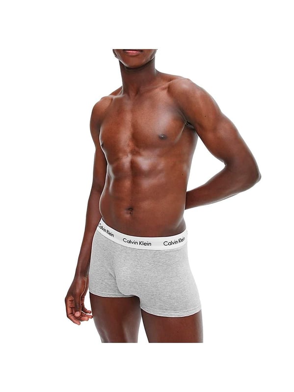 3er-Pack Calvin Klein Boxershorts.
 Elastischer Gummibund mit durchgehend eingesticktem Markennamen.
 Bequemer und atmungsaktiver Stoff.
 Anatomische Vorderseite, mit der Möglichkeit zu halten, ohne zu drücken.
 Saumschnitt mit geripptem Abschluss.
 Nähte im Ton sichtbar.
 Komposition: 95 % Baumwolle, 5 % Elastan.
 Pflege:
Pflege:
 - Bei maximaler Temperatur waschen. 40 °C.
 - Benutzen Sie keine Bleiche.
 - Unterstützt die chemische Reinigung.
 - Ermöglicht die Verwendung eines Trockners.
 - Bei maximaler Temperatur bügeln. 130 °C.