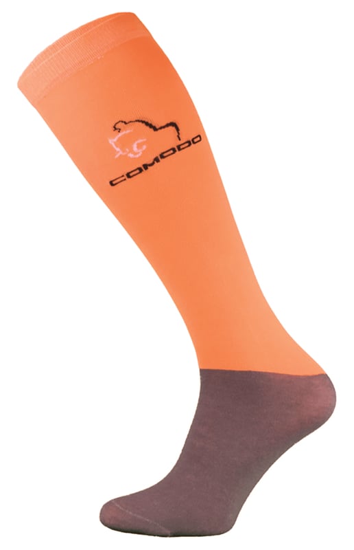 Calcetines de equitación Comodo Microfibra Comodo lleva desde 1996 proporcionando calcetines de alta calidad para hombres y mujeres. Venden una amplia gama de calcetines para senderismo, ciclismo, caza, esquí y, ahora, equitación. Sea cual sea el tipo de calcetines que lleves, tus pies se sentirán cómodos y calientes, ¡independientemente del clima o del entorno!  Es importante llevar calcetines suaves y cómodos para montar a caballo. Por eso, Comodo ha creado unos calcetines de microfibra para hombre y mujer.  Estos calcetines son ligeros y funcionales, ya que se ajustan sin esfuerzo debajo de las botas de montar para una monta fresca y cómoda.  Se han confeccionado en microfibra fina para proporcionar la máxima protección contra la abrasión, y el punto transpirable mantiene las piernas frescas en verano y calientes en invierno.  El material de algodón de tacto suave también ayuda a evacuar la humedad y el sudor, especialmente si has estado montando a caballo durante más horas en verano.  Con su soporte y refuerzos en todos los lugares adecuados, los calcetines de equitación Comodo tienen un aspecto estupendo y mantienen su condición desgaste tras desgaste.  Elige entre estos coloridos paneles en bloque para tu par favorito de calcetines de equitación. Estos calcetines están fabricados con un 45% de microfibra de poliamida, un 25% de algodón, un 25% de poliamida y un 5% de elastano. Están disponibles en las tallas 3-5.5 UK, 6-8 UK, 35-38 EU, 39-42 EU. Estos calcetines se pueden lavar a mano a 30 grados.  Detalles adicionales del producto - Calcetines de equitación de microfibra - Ligeros - Pierna de microfibra - Hasta la rodilla - Pie de algodón - Suela reforzada - Hombres y mujeres - Lavables a mano a 30 - 45% Microfibra de Poliamida, 25% Algodón, 25% Poliamida, 5% Elastano