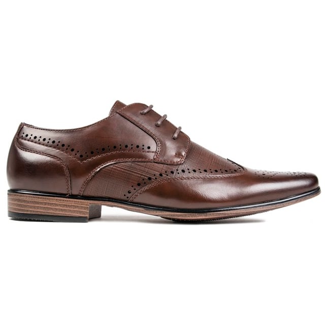 Este elegante Logan li Brogue de Soltrader es un elegante zapato para hombre en color marrón. Los finos detalles brogue y la textura en relieve le dan a este clásico par de cordones un toque de elegancia. mientras que la suela sintética duradera añade tracción y soporte. Estos zapatos brogue son perfectos para cualquier ocasión, formal o informal, te harán lucir realmente bien.