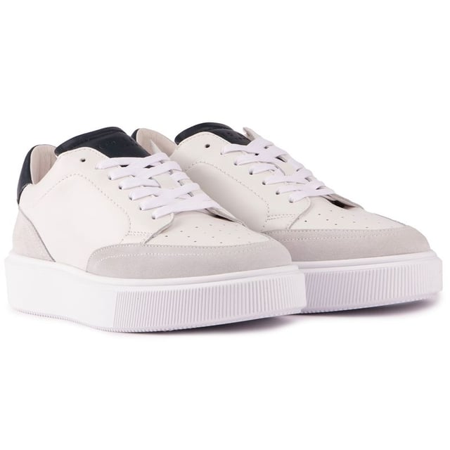 Confeccionado con una combinación de piel lisa y ante. Las zapatillas deportivas Luigis de perfil bajo de Ted Baker desprenden un atractivo lujoso que seguramente llamará la atención. Pero no se trata sólo de apariencia. Estas zapatillas estilo cancha cuentan con una suela inflada que brinda amortiguación y soporte. haciendo de cada paso un deleite.