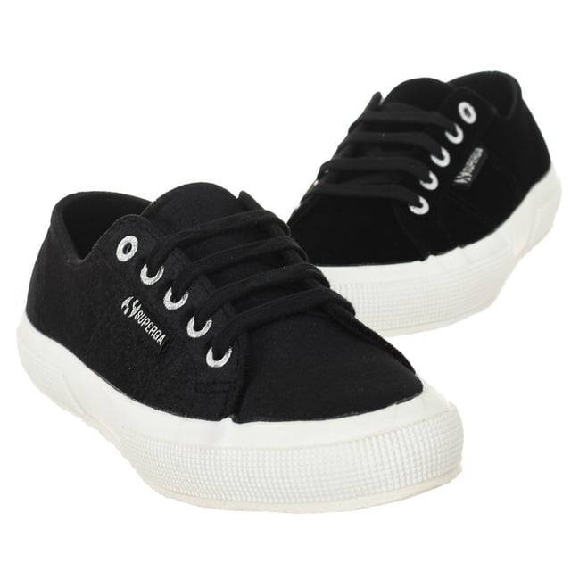 Zapatillas deportivas.
Puntera redonda.
Cierre de cordones en frontal.
Suela de goma personalizada por la marca.
Acabadas en terciopelo.
Costuras vistas a tono.

Superga debe su reputación a sus famosas zapatillas de tenis en tela. Utilizadas en su origen en las competiciones de tenis, muy pronto fueron adoptadas en todos los vestuarios. Cómodas y ligeras, estas zapatillas de tenis intemporales han pasado de una generación a otra sin problemas. La colección Superga ha ido creciendo y actualmente va dirigida tanto a mujeres como a hombres y niños.
 Medidas: Plataforma: 3cm
 Composición: Exterior: Sintético; Interior: Textil; Suela: Sintético.
 Cuidados:
Limpiar con un paño húmedo.