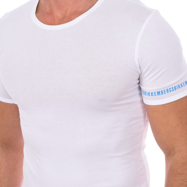 Short-sleeved T-shirt Bikkembergs.
 White color
 Round neck with ribbed finish.
 Brand logo on the sleeve.
 Comfortable and breathable fabric.
 Seams seen in tone.

 Composition: 95% Cotton, 5% Elastane

 Wash at maximum temperature 30º.
 -Do not bleach.
 -Do not dry clean.
 -Allows the use of iron.
 Composition: 95% Cotton, 5% Elastane
 Care:
Wash at maximum temperature 30º.
 -Do not use bleach.
 -Do not dry clean.
 -Allows the use of an iron.