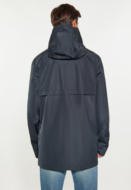 Diese wasserdichte Übergangsjacke hat eine normale Passform, einen Reißverschluss vorne und einen Stehkragen. Es verfügt über lange Ärmel, eine verstellbare Kapuze mit Kordelzug, elastische Bündchen und zwei Taschen für zusätzliche Funktionalität. Jacke aus 3000 mm wasserdichtem Material. Der schlichte Schnitt wird durch das Markenlogo auf der Brust stilvoll hervorgehoben. Perfekt für Outdoor-Abenteuer.  Regenjacke