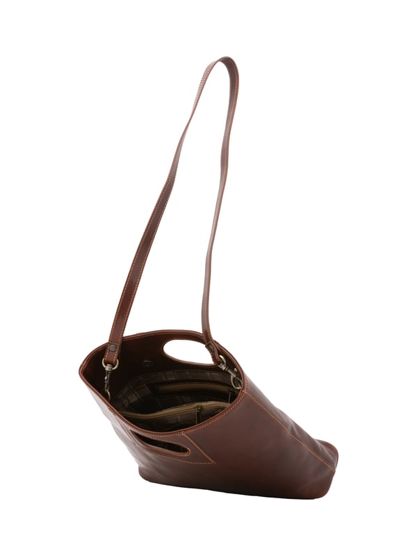 Damen-Umhängetasche mit Magnetverschluss. eine Innentasche mit Reißverschluss und zwei offene Innentaschen. fehlende Außentaschen. abnehmbarer Schultergurt aus Leder. im Ledergriff. zwei Innenfächer.  Außenmaterial. Innen mit Baumwolle gefüttert. Maße: 28x33x10 cm. Hergestellt in Italien