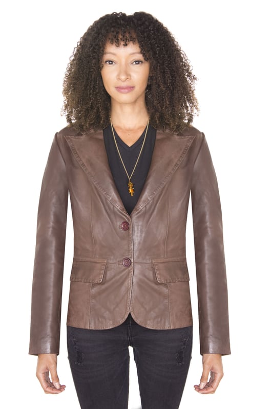 Schick und edel, dies ist ein großartiges Stück, um Ihrem Outfit etwas Flair zu verleihen und kann als Freizeitkleidung oder zu Anlässen getragen werden, bei denen Sie einen eleganten Auftritt benötigen. Dieser Blazer verfügt über einen einreihigen Block mit zwei Knöpfen für einen traditionellen Look mit zeitlosem Reiz, verfügt aber auch über ein abgerundetes, fallendes Revers für eine stilvolle Note. An der Taille befinden sich zwei Pattentaschen für leicht zugänglichen Stauraum sowie eine offene Brusttasche für einen klassischen Look, die aber auch als Funktionsfach dient. Dieser wunderschöne Blazer ist in drei Premium-Farbvarianten erhältlich und wird Ihre Garderobe ergänzen. • 100 % hochwertiges, ultraweiches Nappaleder. • Edler Blazer mit einer Brust und zwei Knöpfen. • Ausgestattet mit drei Außentaschen und einem modernen, abgerundeten, fallenden Revers