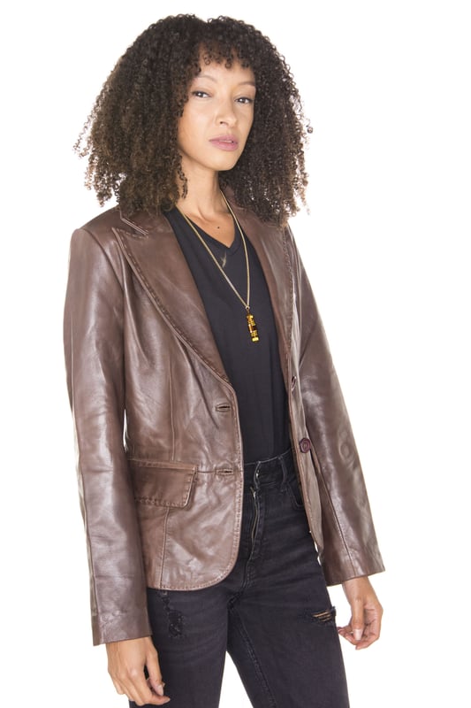 Schick und edel, dies ist ein großartiges Stück, um Ihrem Outfit etwas Flair zu verleihen und kann als Freizeitkleidung oder zu Anlässen getragen werden, bei denen Sie einen eleganten Auftritt benötigen. Dieser Blazer verfügt über einen einreihigen Block mit zwei Knöpfen für einen traditionellen Look mit zeitlosem Reiz, verfügt aber auch über ein abgerundetes, fallendes Revers für eine stilvolle Note. An der Taille befinden sich zwei Pattentaschen für leicht zugänglichen Stauraum sowie eine offene Brusttasche für einen klassischen Look, die aber auch als Funktionsfach dient. Dieser wunderschöne Blazer ist in drei Premium-Farbvarianten erhältlich und wird Ihre Garderobe ergänzen. • 100 % hochwertiges, ultraweiches Nappaleder. • Edler Blazer mit einer Brust und zwei Knöpfen. • Ausgestattet mit drei Außentaschen und einem modernen, abgerundeten, fallenden Revers