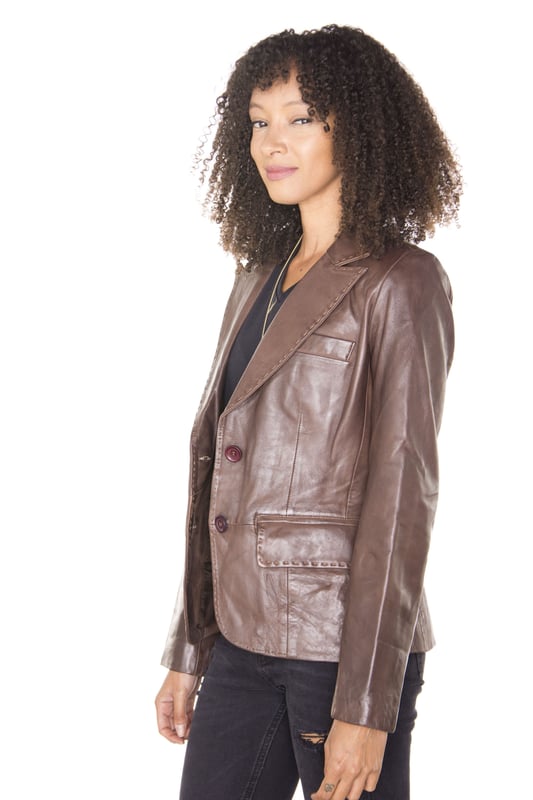 Schick und edel, dies ist ein großartiges Stück, um Ihrem Outfit etwas Flair zu verleihen und kann als Freizeitkleidung oder zu Anlässen getragen werden, bei denen Sie einen eleganten Auftritt benötigen. Dieser Blazer verfügt über einen einreihigen Block mit zwei Knöpfen für einen traditionellen Look mit zeitlosem Reiz, verfügt aber auch über ein abgerundetes, fallendes Revers für eine stilvolle Note. An der Taille befinden sich zwei Pattentaschen für leicht zugänglichen Stauraum sowie eine offene Brusttasche für einen klassischen Look, die aber auch als Funktionsfach dient. Dieser wunderschöne Blazer ist in drei Premium-Farbvarianten erhältlich und wird Ihre Garderobe ergänzen. • 100 % hochwertiges, ultraweiches Nappaleder. • Edler Blazer mit einer Brust und zwei Knöpfen. • Ausgestattet mit drei Außentaschen und einem modernen, abgerundeten, fallenden Revers