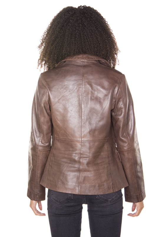 Schick und edel, dies ist ein großartiges Stück, um Ihrem Outfit etwas Flair zu verleihen und kann als Freizeitkleidung oder zu Anlässen getragen werden, bei denen Sie einen eleganten Auftritt benötigen. Dieser Blazer verfügt über einen einreihigen Block mit zwei Knöpfen für einen traditionellen Look mit zeitlosem Reiz, verfügt aber auch über ein abgerundetes, fallendes Revers für eine stilvolle Note. An der Taille befinden sich zwei Pattentaschen für leicht zugänglichen Stauraum sowie eine offene Brusttasche für einen klassischen Look, die aber auch als Funktionsfach dient. Dieser wunderschöne Blazer ist in drei Premium-Farbvarianten erhältlich und wird Ihre Garderobe ergänzen. • 100 % hochwertiges, ultraweiches Nappaleder. • Edler Blazer mit einer Brust und zwei Knöpfen. • Ausgestattet mit drei Außentaschen und einem modernen, abgerundeten, fallenden Revers