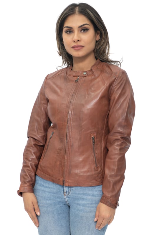 Diese Bikerjacke ist schlicht und zurückhaltend gehalten und sorgt für eine minimalistische Ästhetik, die sich hervorragend für alle Freizeitoutfits eignet, die Sie zusammenstellen, wenn Sie einen mühelos schicken Look bevorzugen. Diese Jacke wird mit einem verdeckten YKK-Metallreißverschluss geschlossen, der zu einem kurzen Stehkragen führt, der mit einem Druckknopfband befestigt werden kann. Die Vorderseite der Jacke beschränkt sich auf zwei schräge Hüfttaschen, die mit handpolierten Metallreißverschlüssen ausgestattet sind, um sicherzustellen, dass Ihre Sachen sicher aufbewahrt werden. Dieser Stil erscheint in unserer Premium-Holzfarbe, die gut zu einer Jeans in heller Waschung passt. • 100 % hochwertiges, ultraweiches Nappaleder. • Ausgestattet mit einem YKK-Reißverschluss in der Mitte und kurzem Stehkragen. • Verfügt über 2 Außentaschen mit Reißverschluss und Ärmelbündchen mit Reißverschluss