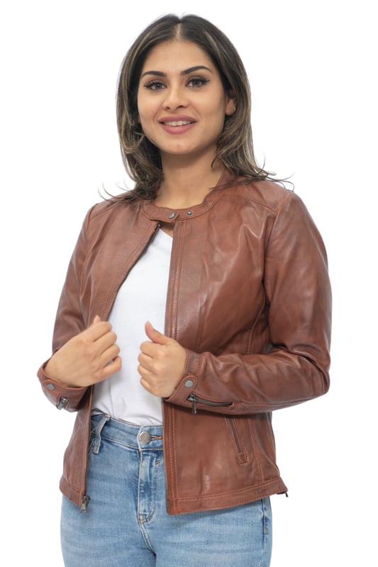 Diese Bikerjacke ist schlicht und zurückhaltend gehalten und sorgt für eine minimalistische Ästhetik, die sich hervorragend für alle Freizeitoutfits eignet, die Sie zusammenstellen, wenn Sie einen mühelos schicken Look bevorzugen. Diese Jacke wird mit einem verdeckten YKK-Metallreißverschluss geschlossen, der zu einem kurzen Stehkragen führt, der mit einem Druckknopfband befestigt werden kann. Die Vorderseite der Jacke beschränkt sich auf zwei schräge Hüfttaschen, die mit handpolierten Metallreißverschlüssen ausgestattet sind, um sicherzustellen, dass Ihre Sachen sicher aufbewahrt werden. Dieser Stil erscheint in unserer Premium-Holzfarbe, die gut zu einer Jeans in heller Waschung passt. • 100 % hochwertiges, ultraweiches Nappaleder. • Ausgestattet mit einem YKK-Reißverschluss in der Mitte und kurzem Stehkragen. • Verfügt über 2 Außentaschen mit Reißverschluss und Ärmelbündchen mit Reißverschluss