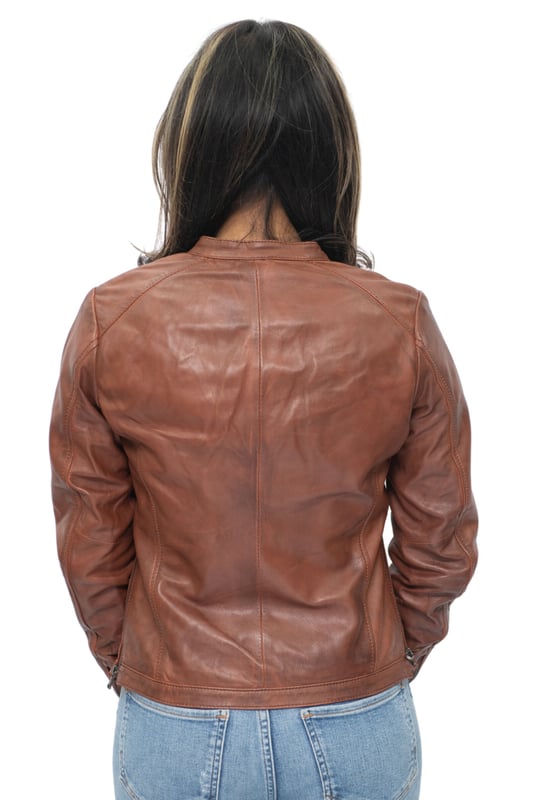 Diese Bikerjacke ist schlicht und zurückhaltend gehalten und sorgt für eine minimalistische Ästhetik, die sich hervorragend für alle Freizeitoutfits eignet, die Sie zusammenstellen, wenn Sie einen mühelos schicken Look bevorzugen. Diese Jacke wird mit einem verdeckten YKK-Metallreißverschluss geschlossen, der zu einem kurzen Stehkragen führt, der mit einem Druckknopfband befestigt werden kann. Die Vorderseite der Jacke beschränkt sich auf zwei schräge Hüfttaschen, die mit handpolierten Metallreißverschlüssen ausgestattet sind, um sicherzustellen, dass Ihre Sachen sicher aufbewahrt werden. Dieser Stil erscheint in unserer Premium-Holzfarbe, die gut zu einer Jeans in heller Waschung passt. • 100 % hochwertiges, ultraweiches Nappaleder. • Ausgestattet mit einem YKK-Reißverschluss in der Mitte und kurzem Stehkragen. • Verfügt über 2 Außentaschen mit Reißverschluss und Ärmelbündchen mit Reißverschluss
