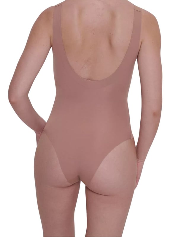 Sloggi ZERO Feel 2.0 Body. Seamless and soft stretch fabric. Smooth shapewear with light compression, scoop neck, removable cup padding and closure with poppers. Product is made of 76% GRS-certified recycled Polyamide and 24% Elastane and is machine washable.