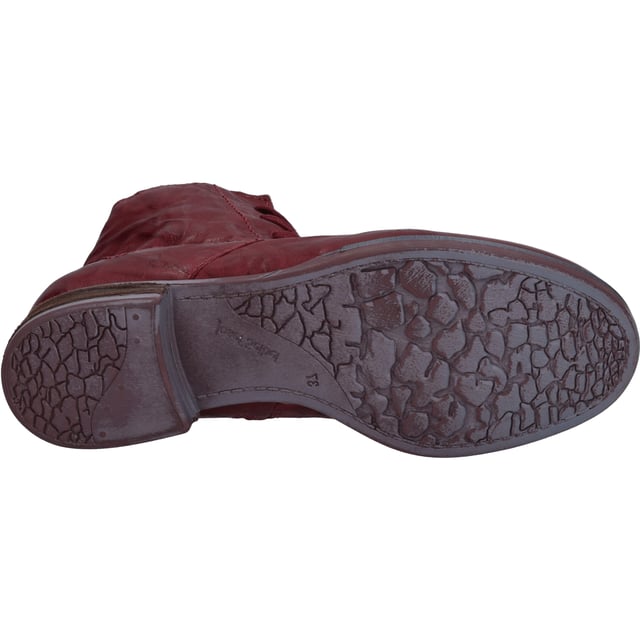 Your bootee is produced from high quality nappa leahter and is comfortable to wear. This low boot keeps your feet warm because it is made with textile. You can easily change the removable sole. The manufacturing type AGO stands for hard-wearing shoes with a very stable fit. With the shoe width G the low boot Sanja 01 offers a normal width. With this model Sanja 01 you have a classic companion for diner at your side.