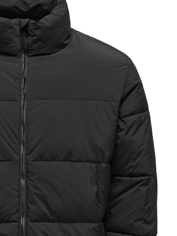 Diese Steppjacke vereint stilvolles Design mit funktionaler Wärme. Der hochschließende Kragen und der durchgehende Reißverschluss mit Kinnschutz bieten optimalen Schutz vor Wind und Wetter. Elastische Ärmelabschlüsse sorgen für eine bequeme Passform und verhindern Zugluft. Die leichte, aber warme Fütterung macht sie perfekt für kühle Tage, ohne dabei auf Bewegungsfreiheit zu verzichten. Die normale Passform garantiert angenehmen Tragekomfort und ausreichend Platz für zusätzliche Schichten. Egal ob in der Stadt oder in der Natur, diese Jacke ist der ideale Begleiter für die Übergangszeit. Funktionalität trifft hier auf schlichte Eleganz.
