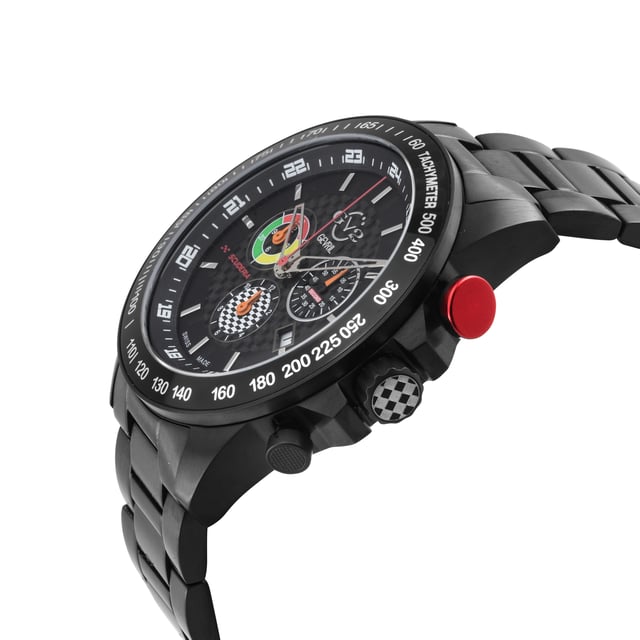 Der sportliche Chronograph Scuderia von GV2 ist die perfekte Ergänzung für alle, die auf Hochtouren laufen. Inspiriert vom italienischen Rennsport ist die Scuderia nicht nur rasant - ihr schlankes, gewagtes Design zieht bei jeder Geschwindigkeit die Blicke auf sich. Die wettkampftaugliche Krone mit dem Flaggenmuster der letzten Runde ist nur der Anfang. Das untere Hilfszifferblatt in Form einer Ziellinie ergänzt nahtlos die Markierungen und den Tachymeter auf der Lünette - ideal für die Berechnung von Geschwindigkeiten auf Sekundenbruchteile genau. Auf der Rückseite des Gehäuses ist eine Trophäe eingraviert, die der Scuderia einen gewinnenden Look verleiht. Die Scuderia ist nicht nur rassig, sondern auch mit den standardmäßigen Leistungsmerkmalen von GV2 ausgestattet: ein rundes 45-mm-Gehäuse mit entspiegeltem Saphirglas, eine Wasserdichtigkeit bis zu 100 Metern, ein IP/BLK 316L-Edelstahlarmband und ein Schweizer Quarz-Multifunktionswerk, die diesen Zeitmesser nahezu unverwüstlich machen. Sie fühlen sich mutig? Mit der Scuderia Collection sind Sie auf dem richtigen Weg.
GV2 9923B Herren Scuderia Quarz-Multifunktions-Chrono-Uhr
GV2 Schweizer Quarzuhr für Herren aus der Scuderia Kollektion
45 mm rundes 316L-Edelstahlgehäuse, Multifunktions-Chronographen-Tachymeterskala, ein Alarm, eine zusätzliche Zeitzone
Schwarzes Karbonfaser-Zifferblatt, Markierungen aus Weißgold
Zweites Hilfszifferblatt, Datumsfenster bei 4 Uhr
316l-Edelstahlarmband mit Faltschließe
Antireflektierendes Saphirglas
Wasserdicht bis 100 Meter/10ATM
Schweizer Quarz-Multifunktions-Chrono, Ronda 5130D mit Alarm