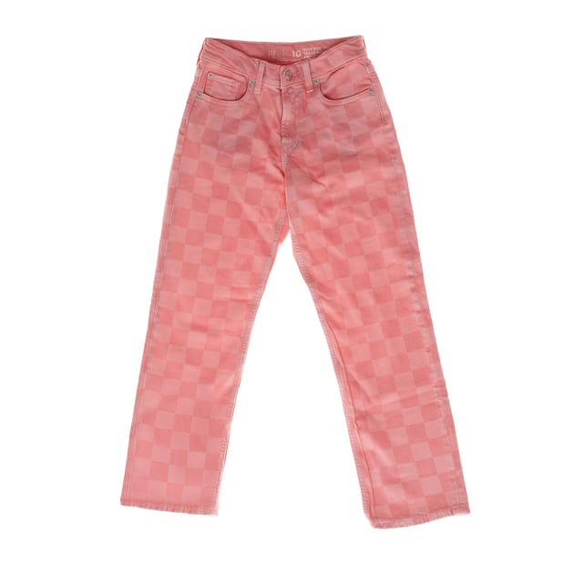 Inspired by 90s style, these straight-cut girls' trousers combine comfort and a retro look.

 Featuring a high rise and hidden adjustable waistband, it offers a custom, modern fit.

 Its loose design from the hips to the ankles, characteristic of the 90s, gives it a relaxed and casual look.

 Crafted from denim, these pants have a straight cut that offers a comfortable, relaxed fit.

 It features a checkered pattern throughout the garment, which gives it a fun and original touch.

 It features the classic five-pocket design, providing functionality. The button and zipper closure ensures a firm fit at the waist.
 Composition: 99% Cotton, 1% Elastane
 Care:
- Machine wash cold.
 - Use similar colors in the wash.
 - Avoid the use of bleaches.
 - Dry at low temperature in the dryer.
 - Iron at low temperature.
 - Do not dry clean.