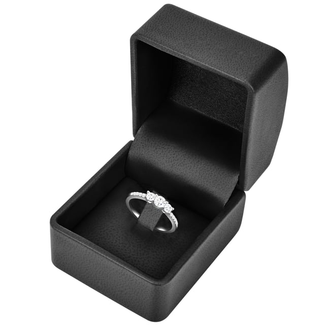 If you are looking for an exclusive engagement ring, this creation of the 1934 manufactory in 1934 will make a good choice! Instead of a classic solitaire, several zirconia crystals, which are harmoniously graded in size, line up and form a sparkling band on the ring finger of their loved ones. The focus is on a zirconia trio in recesses, flanked by smaller crystals that are embedded in the ring rail. A layer of rhodium protects the ring made of high -glossly polished 925 and intensifies the radiant silver gloss. A special accessory for a special day!