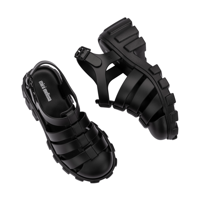Melissa Megan is synonymous with authenticity. Now also in children's sizes, with a Melflex upper and EVA sole, the new Mini Melissa Megan translates the striking personality of the timeless shape for all generations