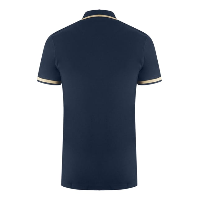 Aquascutum Tipped Aldis marinblå pikétröja. Upplev ren London-elegans med denna Aquascutum Aldis London Logo blå pikétröja. Med en märkeslogotyp kommer denna tidlösa klassiker att ge en touch av raffinerad stil till alla looker. Gör ett uttalande och visa ditt modekunnande med detta utmärkande plagg. Aldis-märke på vänster bröst, polotröja med spets, knappstängning, kortärmad, krage i halsen. 100% bomull, normal passform, passar perfekt i storlek. Brittiskt flaggmärke på vänster ärm, tryckt varumärke på kragen när den är uppvikt. Stilkod: P01023 85