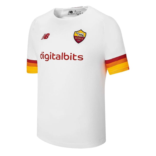 Presentamos la camiseta blanca New Balance AS Roma para hombre, una camiseta de fútbol elegante y de alto rendimiento diseñada para aficionados y atletas por igual. Diseñada con el compromiso de New Balance con la calidad y la innovación, esta camiseta representa al icónico club de fútbol AS Roma con estilo y funcionalidad.

Características principales:

 Colorway blanco:  La camiseta se presenta en el color blanco característico de la equipación local del AS Roma. El blanco es un color clásico y limpio, que suele representar los colores tradicionales del equipo en casa.

 Tejido que absorbe la humedad:  Las camisetas de fútbol de New Balance suelen incorporar la tecnología de evacuación de la humedad. Este tejido está diseñado para expulsar el sudor, manteniendo a los jugadores y aficionados frescos y secos durante los momentos intensos en el campo o mientras animan en las gradas.

 Construcción transpirable:  Espera que la camiseta tenga un diseño transpirable con paneles ventilados o inserciones de malla. Esto mejora el flujo de aire, contribuyendo a la comodidad durante la actividad física.

 Insignia y marca del equipo:  Busca el escudo del equipo AS Roma en un lugar destacado del pecho. Es probable que el logotipo de New Balance también esté presente, como muestra de la colaboración entre la marca y el club de fútbol.

 Ajuste atlético:  Las camisetas de fútbol suelen diseñarse con un corte atlético, que garantiza una silueta aerodinámica y orientada al rendimiento. El corte permite una gran libertad de movimientos sobre el terreno de juego.

 Mercancía oficial del club:  Las camisetas auténticas de New Balance suelen considerarse mercancía oficial del club, lo que garantiza un alto nivel de calidad y autenticidad.