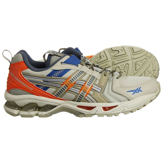 ASICS Gel-Kayano 14 RE Zapatillas deportivas beige para hombre, una combinación perfecta de estilo y rendimiento. Estas zapatillas están diseñadas para mejorar tu rendimiento deportivo y mantenerte a la moda con su elegante color beige. Con una herencia basada en la estabilidad y la sujeción, la serie Gel-Kayano sigue superando los límites de la comodidad y el rendimiento, y la Gel-Kayano 14 RE no es una excepción.

Características principales:

 RE (Recycled Edition):  El compromiso de ASICS con la sostenibilidad brilla en las Gel-Kayano 14 RE. Estas zapatillas están fabricadas con materiales reciclados, lo que las convierte en una opción ecológica para los atletas concienciados con el medio ambiente.

 Tecnología GEL: Las Gel-Kayano 14 RE incorporan la famosa tecnología de amortiguación GEL de ASICS en el talón, que proporciona una amortiguación y comodidad superiores, permitiéndote ir más allá sin molestias.

 Sujeción dinámica DuoMax: Estas zapatillas incorporan el sistema de sujeción DuoMax, que mejora la estabilidad y ayuda a controlar la sobrepronación. Esto es especialmente beneficioso para los corredores con pies planos o aquellos que buscan un apoyo adicional durante los entrenamientos.

 Mediasuela FlyteFoam: La entresuela FlyteFoam ofrece un rebote y una capacidad de respuesta excepcionales. Es ligera y duradera, lo que garantiza una pisada cómoda tanto si corres, entrenas o simplemente paseas por la ciudad.

 Parte superior transpirable: La parte superior de las Gel-Kayano 14 RE está fabricada con un material de malla transpirable que favorece la circulación del aire, manteniendo los pies frescos y secos durante los entrenamientos intensos.

 Sistema de sujeción del talón: La tecnología Heel Clutching System de ASICS proporciona un ajuste seguro y ceñido alrededor del talón, reduciendo el deslizamiento y mejorando la estabilidad general.

 Detalles reflectantes: Para mayor seguridad en condiciones de poca luz, estas zapatillas cuentan con detalles reflectantes que aumentan tu visibilidad ante los demás, lo que las hace adecuadas para entrenamientos a primera hora de la mañana o por la noche.