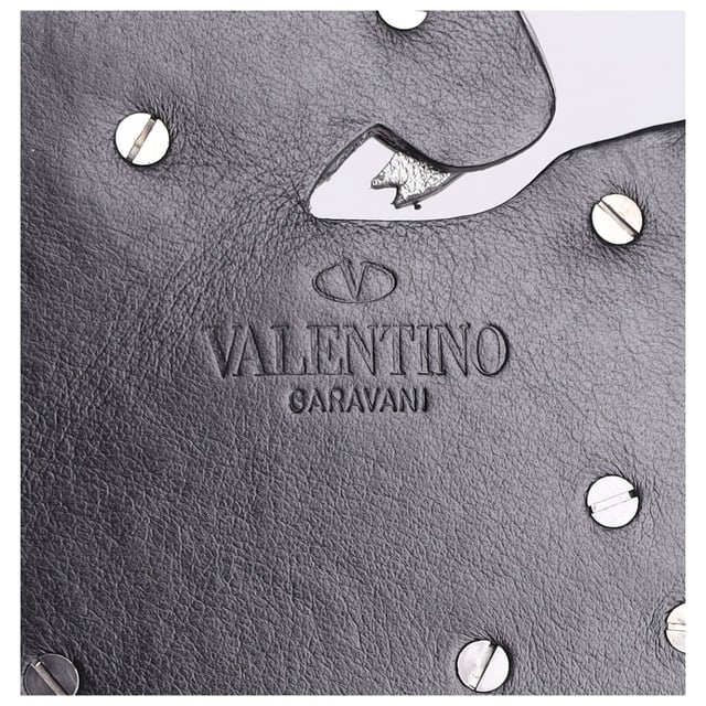 VINTAGE, RRP AS NEW
Elevate your handbag game with the Valentino Panther Bag Charm in Black Leather. This stunning bag charm features a meticulously designed panther, crafted from supple black leather. The sleek and fierce panther design adds a touch of drama and sophistication to any handbag. 

Valentino Panther Bag Charm in Black Leather
Material: Leather
Color: Black 
Size: One size
Dimensions: Width:   1mm; Length:   170mm; Height:   90mm
Condition: Very good
Sign of Wear: Light wear
SKU: 366743