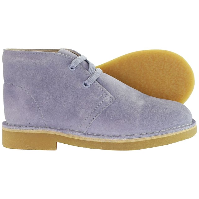 Maak kennis met de Clarks Desert Kids Blue Boots â€" een stijlvol en comfortabel schoeisel ontworpen om je kleintje vol vertrouwen te laten stappen. Gemaakt met dezelfde aandacht voor detail en kwaliteit die het merk Clarks definieert, zijn deze laarzen een perfecte mix van mode en functionaliteit voor de jongere generatie.

Belangrijkste kenmerken:

 Charmante blauwe tint:  De Desert Kids Blue Boots hebben een prachtige blauwe kleur die een speelse touch toevoegt aan de garderobe van je kind. De levendige tint is niet alleen on-trend, maar past ook gemakkelijk bij verschillende outfits, waardoor deze laarzen een veelzijdige keuze zijn voor elke gelegenheid.

 Tijdloos ontwerp woestijnlaars:   Deze kinderlaarzen zijn geïnspireerd op het iconische silhouet van de Clarks Desert Boot en hebben een tijdloos design dat trends overstijgt. De klassieke vorm en structuur zorgen voor een look die zowel stijlvol als duurzaam is, waardoor ze een betrouwbare keuze zijn voor elke jonge trendsetter.

 Duurzaam suède bovenwerk:   Deze laarzen zijn gemaakt van suède van hoge kwaliteit om de actieve levensstijl van kinderen te weerstaan. Het duurzame materiaal voegt niet alleen een vleugje luxe toe, maar zorgt er ook voor dat ze lang meegaan, waardoor ze geschikt zijn voor dagelijkse avonturen.

 Comfortabele binnenzool:   Clarks geeft prioriteit aan comfort, zelfs voor de allerkleinsten. De Desert Kids Boots hebben een dempende binnenzool die ondersteuning en comfort biedt bij elke stap. Of ze nu op de speelplaats rondrennen of naar school gaan, deze laarzen houden kleine voetjes de hele dag tevreden.

 Veilige Sluiting: De laarzen zijn voorzien van een veilige vetersluiting, voor een aanpasbare pasvorm. Deze functie zorgt ervoor dat de laarzen comfortabel aan de voeten van je kind blijven zitten, terwijl ze de flexibiliteit bieden die nodig is om actief te spelen.