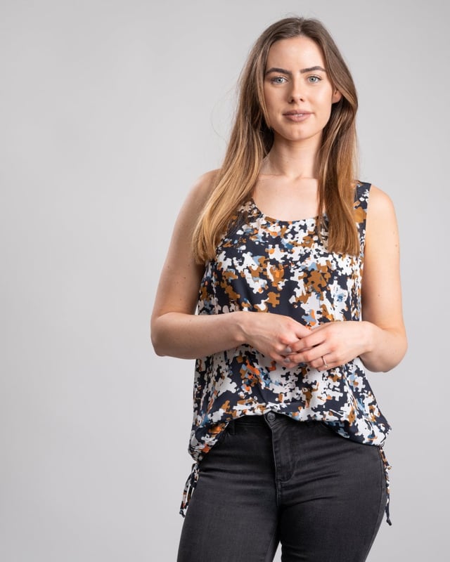 A lightweight blouse created in luxurious silk by BOSS Womenswear. Offering an easy-wear regular fit, this sleeveless top is printed all over with a statement puzzle pattern and features adjustable drawstrings at the hem that create a subtle ruched effect. Team it with indigo denim to give the print maximum impact.
100% Silk
50389737