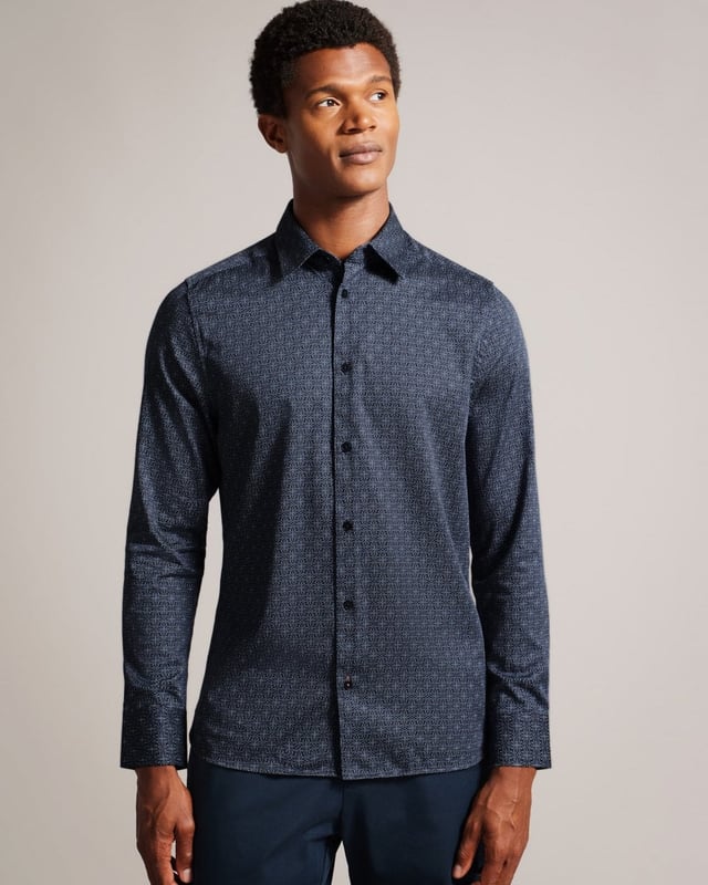 PAVIA te tiene cubierto, no importa donde te lleve el día. Confeccionada en una cómoda mezcla de algodón, esta camisa es perfecta para lucir un look elegante y desenfadado. Con sus mangas largas y cuello clásico, es lo suficientemente versátil como para llevarte del trabajo a una salida de fin de semana con los amigos.



Camisa abotonable
Mezcla de algodón
Manga larga
Cuello clásico
Estampado geométrico de estrellas


97% algodón, 3% elastán
 
272176

 






 