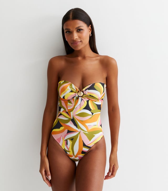 Votre sauveur d'été pour la confiance dans la piscine est le maillot de bain Tropical Palm avec matériel Gold Shell, qui est un ajustement parfait. Conçu pour mettre en valeur votre corps et sculpter vos formes, il est confortablement sans armatures et doté d'une coque dorée.