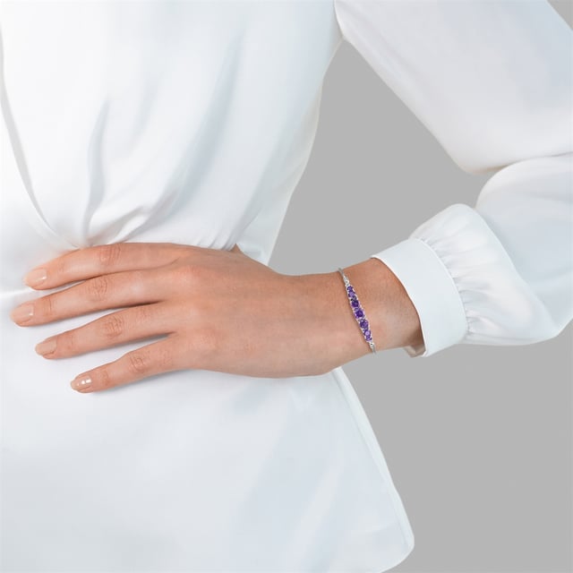 Do you love contemporary silver jewelry? Then discover the jewelry label Rafaela Donata and enjoy special chic on your skin. Whether as a filigree bracelet or noble earrings, as an opulent collier or a fashionable ring-the variety of silver creations are no limits, and that with an unbeatable price-performance ratio. You will be enchanted!