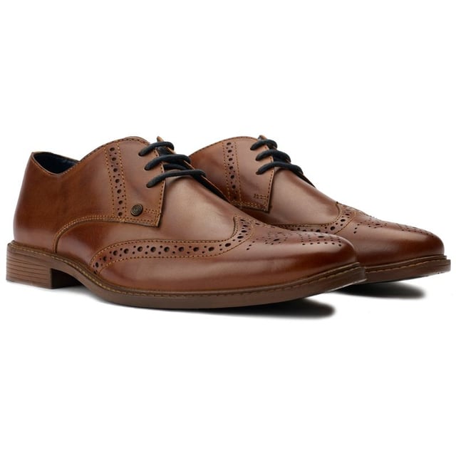 Ben Sherman Andy Zapatos Salga con estilo con los exclusivos zapatos brogue Andy de Ben Sherman. Con una elegante parte superior de cuero negro y elegantes detalles brogue, estos elegantes zapatos seguramente causarán una buena impresión en la oficina, en el trabajo y en las salidas nocturnas. La plantilla cómoda y la elegante suela exterior garantizan comodidad durante todo el día. Póngase los zapatos Andy de Ben Sherman y deje una impresión refinada dondequiera que vaya.