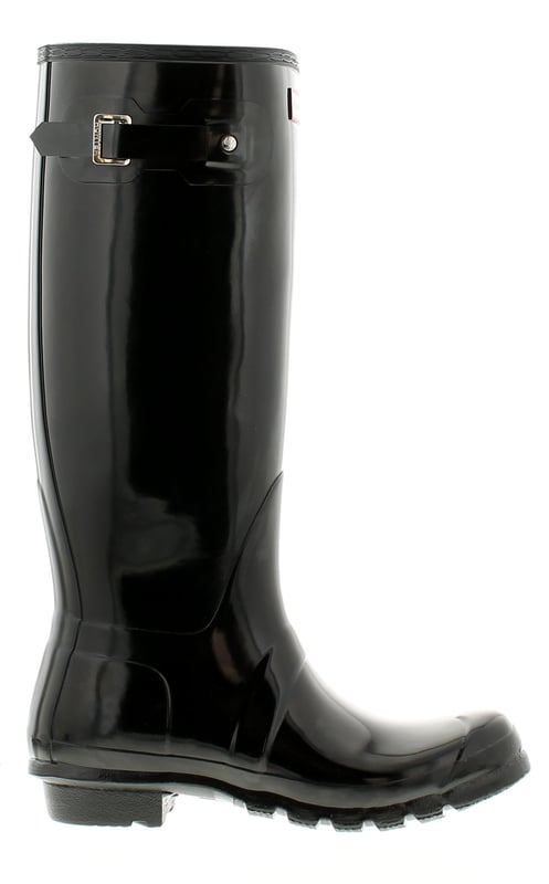 Las botas de agua Original Tall Gloss de Hunter son precisamente eso: originales, altas y brillantes. Estas elegantes botas de agua negras de diseño premium son perfectas para paseos húmedos y embarrados o para pasar tiempo jugando en el jardín, así como para un paseo por la ciudad bajo la lluvia. Las botas son totalmente impermeables, están hechas a mano y cuentan con una suela de goma resistente. Un forro de poliéster mantiene tus pies cómodos y ajustados. Están completos con la marca Hunter.