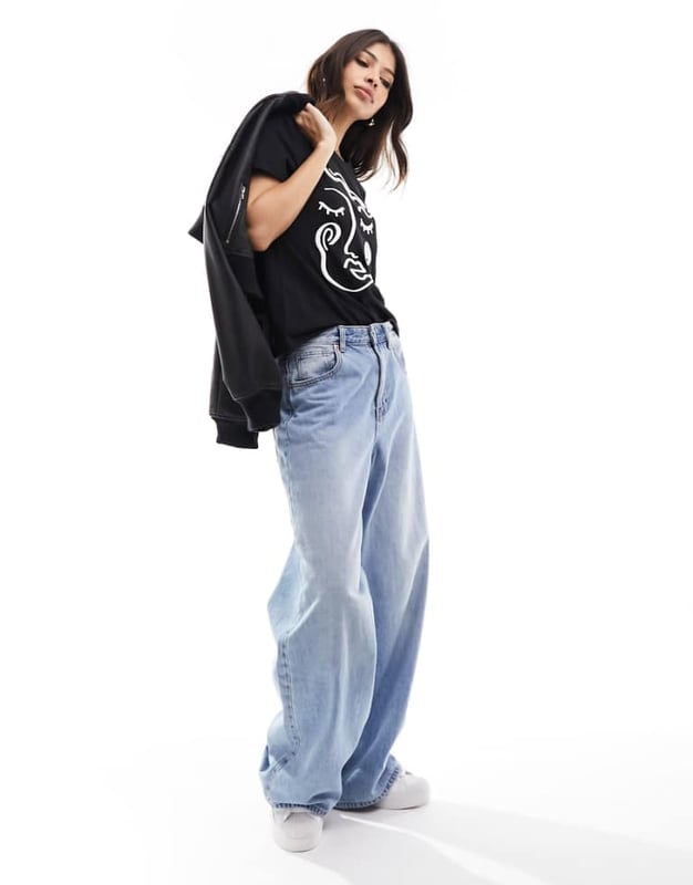 Tops by Vero Moda Your new go-to Crew neck Short sleeves Embroidered face Regular fitSold By: Asos