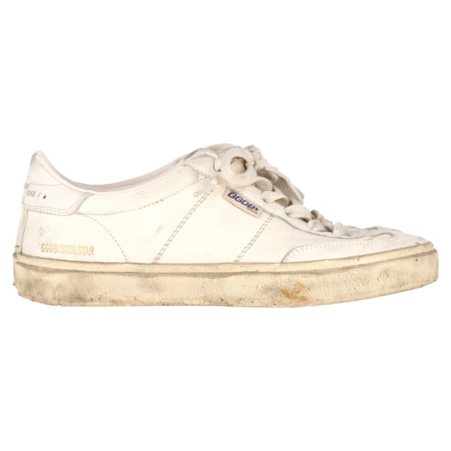 Empfohlener Verkaufspreis
Die Golden Goose Soul Star Sneakers aus elfenbeinfarbenem Leder sind eine vielseitige und stilvolle Wahl für Freizeit und Alltag. Das Modell aus weißem Nappaleder besticht durch sein zeitloses Design mit einer weißen Fersenlasche aus Leder als zusätzliches Detail. Die weißen Schnürsenkel verleihen diesen Sneakers einen klassischen Touch und machen sie zu einer schicken und trendigen Ergänzung Ihrer Schuhkollektion. Inspiriert von der Entwicklung des Sneakers vom Performance-Modell zum Alltags-Essential vereinen die Soul Star Sneakers mühelos Komfort und Mode.

Golden Goose Soul Star Sneakers aus elfenbeinfarbenem Leder
Zustand: Sehr gut
Gebrauchsspuren: Leichte Gebrauchsspuren, wenig getragen, aber sehr gut erhalten. Leichte Gebrauchsspuren an Sohlen und Knicken, leichte Abnutzungsspuren an Sohlen und Fersen.
Verpackung: Staubbeutel
Farbe: Weiß | Elfenbein
Material: Leder
Größe: EU 38/US 8
Maße: Absatzhöhe: 30; Innensohlenlänge: 270
Artikelnummer: NAPPUGBSH398319W