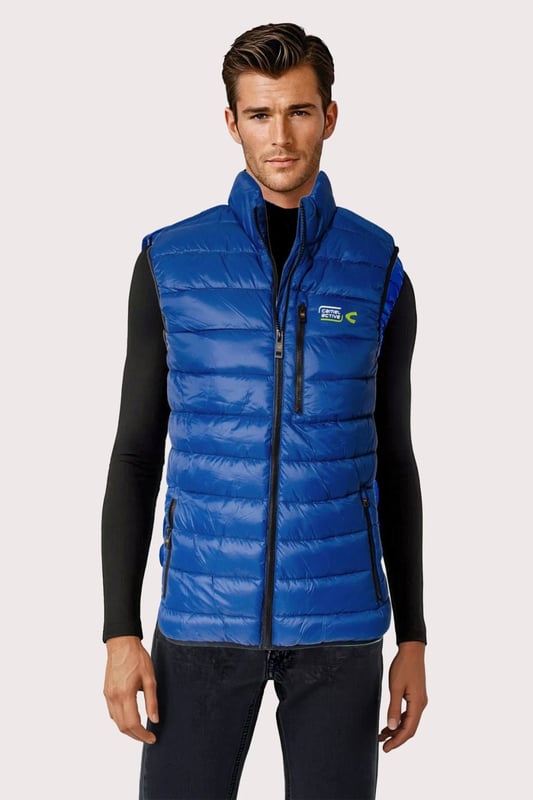 Thanks to its modern synthetic materials, this vest is water-repellent, windproof and padded without using down. Its fashionable quilted pattern will complement your leisure looks to make a great basic accessory. There are some practical pockets: two inside pockets and two zip pockets on the outside.