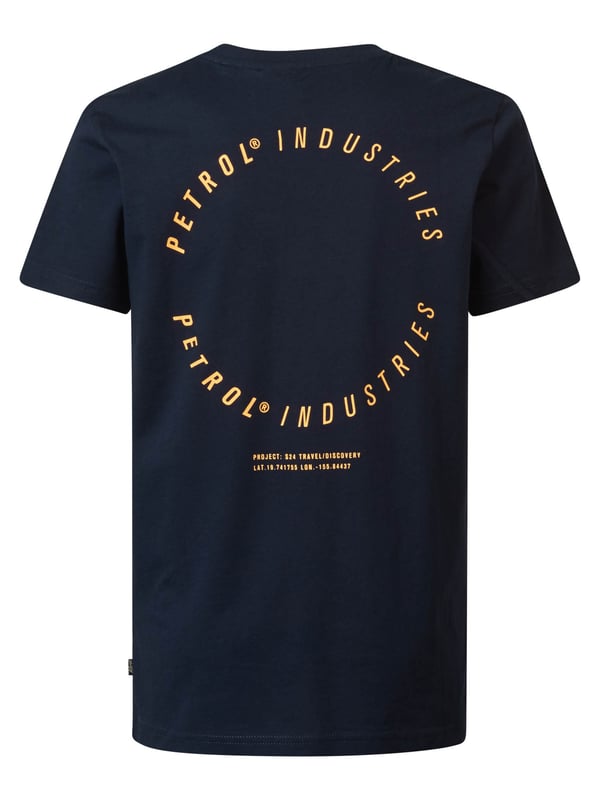 T-shirt met ronde hals en korte mouwen. Het T-shirt heeft een Petrol logo op de borst en rug. Gemaakt van 100% katoen. Verkrijgbaar in verschillende kleuren. Twijfel je tussen twee maten? Kies dan de grootste maat. T-shirt met korte mouwenRonde halsPetrol logo op de borst en rug100% katoenHet model is 150 cm lang en draagt maat 152