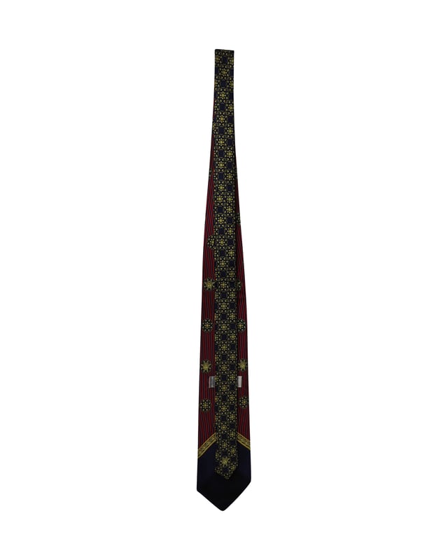 VINTAGE, RRP AS NEW
Make a mark on those formal meetings by wearing this tie from Gianni Versace that makes you look suave, smart and very handsome. The tie is made of 100% silk and features a pattern all over. This tie comes with a pointed end and a keeper loop at the rear.

Gianni Versace Printed Tie in Multicolor Silk 
Condition: Excellent
Sign of wear: No
Color: Multicolor
Material: Silk
Measurement: L 1480mm x H 80mm 
SKU: 168972
