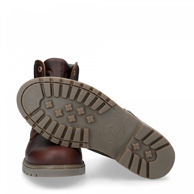 Sal con estilo y comodidad con las botas Panama Jack Ya sea que estés caminando por senderos rurales accidentados o navegando por calles urbanas, la bota con cordones para hombre Panama Jack 03 C52 original es tu compañera perfecta. Con un diseño clásico con una puntera redonda lisa y un cuello de cuero acolchado marrón, estas botas exudan una elegancia atemporal. La suela de comando cosida garantiza durabilidad y estabilidad en cualquier terreno. Para los caballeros, las botas de tobillo con cordones Panama Jack 03 marrones para hombre están diseñadas para resistir los elementos. Con una parte superior de nobuk suave impermeable, una caña de tobillo acolchada suave y un forro cálido, estas botas mantienen tus pies cómodos y secos. El logotipo en relieve en el talón y los ojales de metal hexagonales añaden un toque de sofisticación a su encanto resistente. Características principales: Diseño clásico: las botas Panama 03 combinan diseño, calidad y comodidad a la perfección, ofreciendo una estética atemporal tanto para hombres como para mujeres. Uso versátil: ya sea que estés explorando las calles de la ciudad o conquistando senderos de montaña, estas botas son perfectas para todas tus aventuras diarias. Construcción impermeable: confeccionadas con piel de napa vintage impermeable con forro de piel, estas botas garantizan que tus pies se mantengan secos y cómodos en cualquier clima. Soporte anatómico: disfruta de una mayor comodidad e higiene con la plantilla con forma anatómica que proporciona un ajuste perfecto para tus pies. Duraderas y antideslizantes: la suela exterior de goma ofrece flexibilidad, durabilidad y tracción antideslizante, lo que proporciona estabilidad en varias superficies. Fabricadas en España: con una altura de caña de 18 cm, estas botas están elaboradas por expertos en España, lo que garantiza una artesanía y una calidad superiores. Ponte las botas Panama Jack y experimenta la combinación perfecta de estilo, durabilidad y comodidad para tus aventuras diarias. Fabricadas para quienes aprecian la calidad y la artesanía, estas botas son tu compañera de confianza dondequiera que te lleve tu viaje.