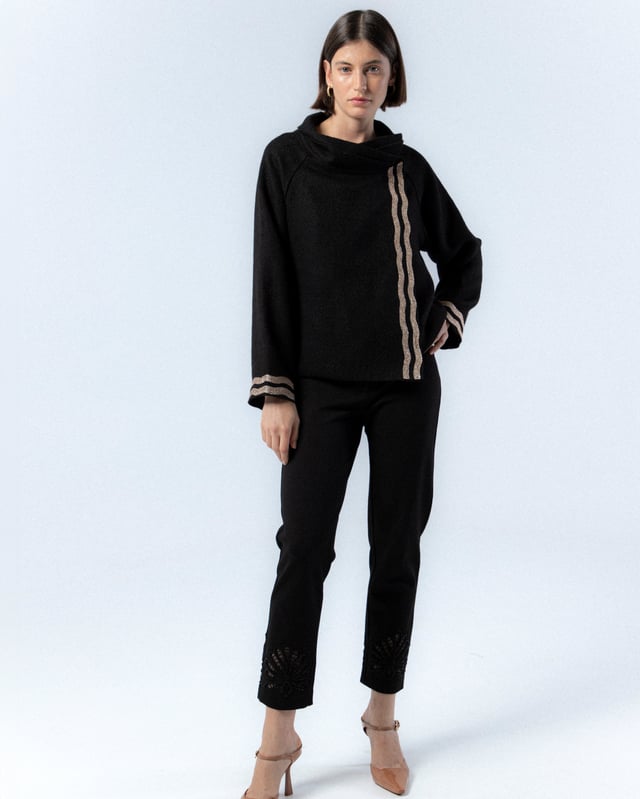 La Chaqueta Mónica es la elección perfecta para añadir un toque de elegancia a tus looks de invierno. Con su diseño minimalista y detalles dorados, esta chaqueta ofrece un estilo sofisticado y cómodo. Ideal para combinar con pantalones oscuros y botas para un look chic y moderno.
 
 
 
 Chaqueta evasé.
 
 Cierre cruzado con dos botones presión.
 
 Detalle en color dorado en manga y cuello.
 
 Tejido jacquard.
