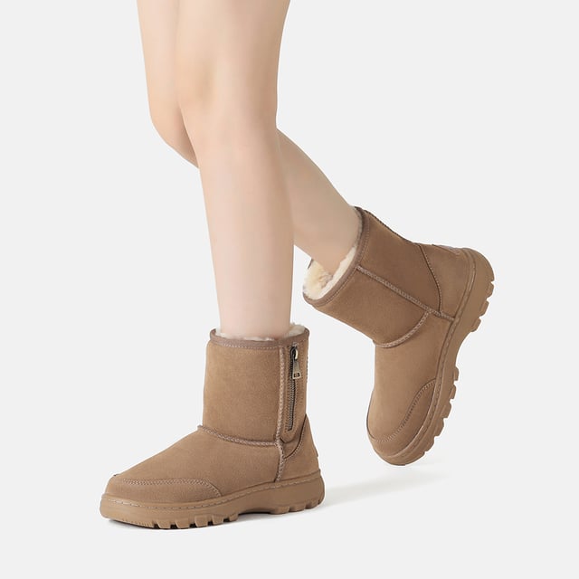 Of je nu boodschappen doet, een winterwandeling maakt of buiten geniet van een sneeuwdag, deze Starling Outdoor Boots zijn de perfecte metgezellen. Laat het winterweer je er niet van weerhouden om ten volle van het leven te genieten! Beschrijving: Bovenwerk van koeiensuède Warme voering van schapenvacht Zachte binnenzool van schapenvachtwol TPR-zool Technologieën: Water & Vlekbestendig bovenwerk Slipvaste buitenzool