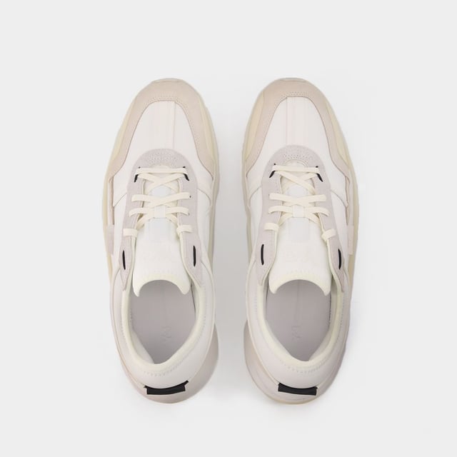 Straight Jeans + diese Turnschuhe + ein schwarzer Rollkragenpullover + goldfarbener Schmuck = die perfekte "Parisienne" Farbe : Blanc - Core White. Hauptmaterial: Synthetisches Wildleder aus Kalbsleder. Sohle: Gummi. Innenfutter: Baumwolle. Verschluss: Schnürsenkel oben. Zehe: rund. Passform: größengetreu - Europäische Größenanpassung.